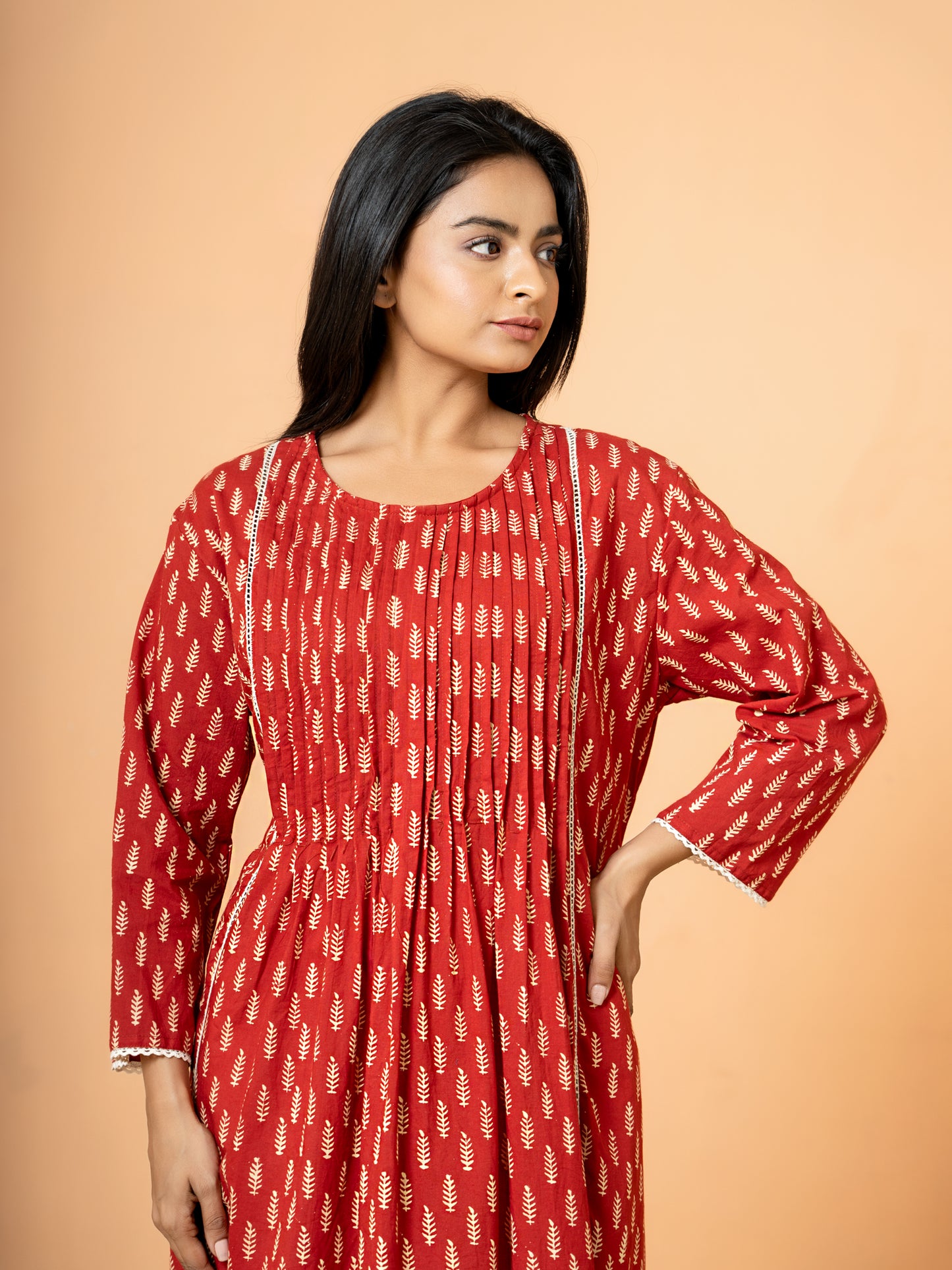 Detailed view of the classic round neck design on the versatile Red Palm Leaf Printed Cotton Kurta, suitable for casual or festive occasions.