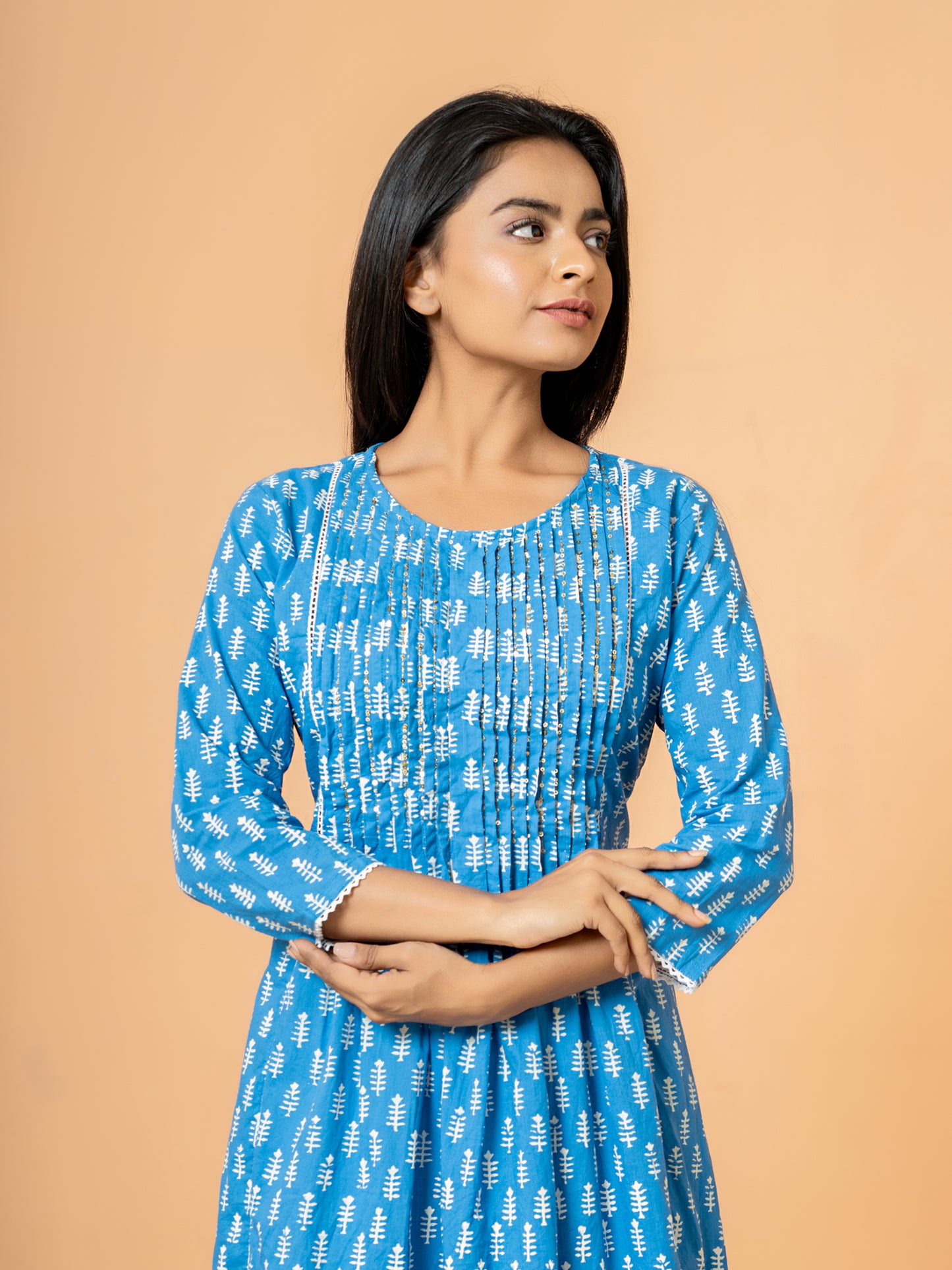 Detailed view of the classic round neck design on the versatile Blue Palm Leaf Printed Cotton Kurta, suitable for casual or festive occasions.