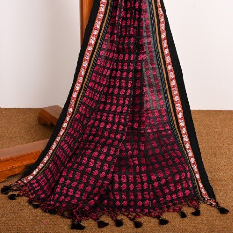 Self-designed pallu of the Abha Rani Pink Hati Mor Cotton Khun Saree, featuring delicate tassels that add a graceful touch. The black body, paired with pink Hathi Mor motifs, makes it a timeless ethnic choice from Cottons Daily.