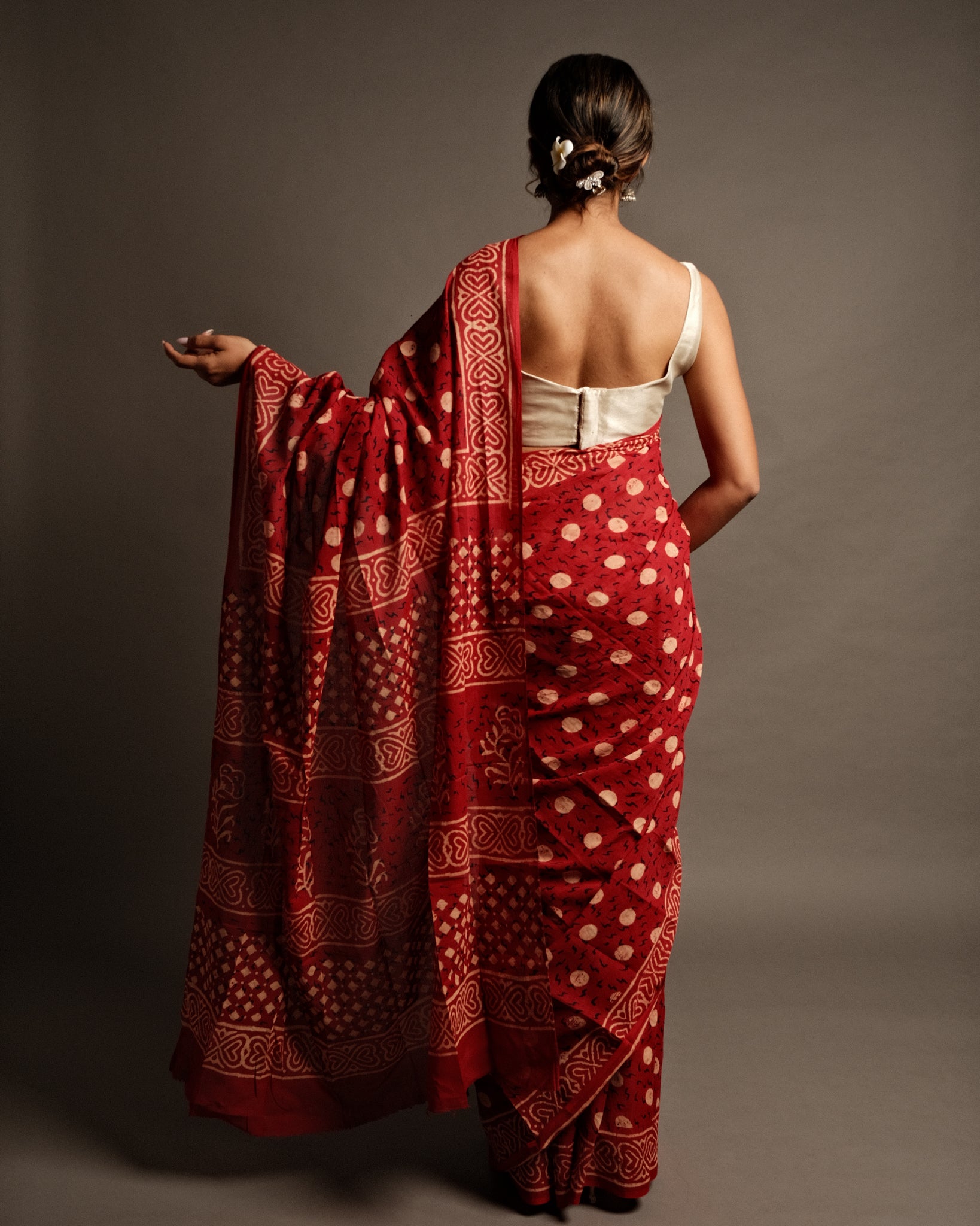 Buy Suta White & Red Cotton Polka Dots Saree Without Blouse for Women  Online @ Tata CLiQ