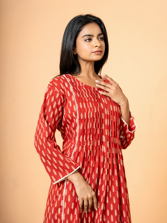 Image showing the comfortable and versatile 3/4th sleeves of the elegant Red Palm Leaf Printed Cotton Kurta, perfect for all seasons and events.