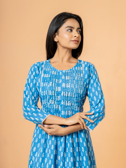 Detailed view of the classic round neck design on the versatile Blue Palm Leaf Printed Cotton Kurta, suitable for casual or festive occasions.